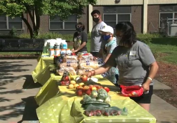 Voluntários criam ‘mercearia’ para idosos e pessoas vulneráveis em Chicago